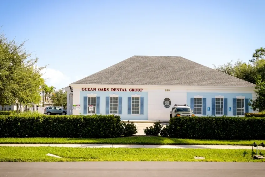 The Ocean Oaks Dental Group building on 37th Place, Vero Beach, behind a clipped hedge.